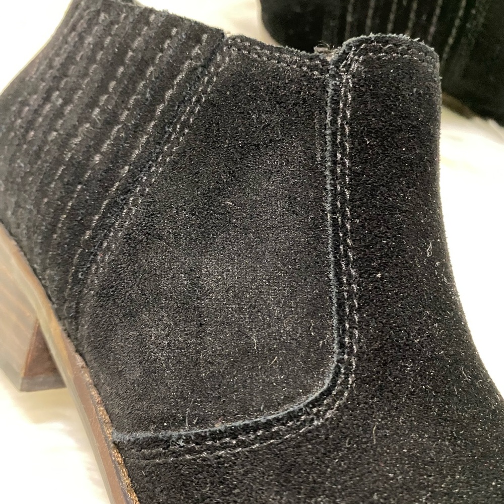 Lucky Brand Women's Folley Black Suede Ankle Booties Sz 8 - Picture 3 of 7